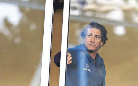  ??  ?? ► Mario Salas, en una de las casetas del estadio CAP de Huachipato.