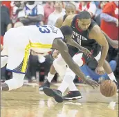 ?? NHAT V. MEYER — STAFF PHOTOGRAPH­ER ?? Draymond Green, left, loses the ball on the Warriors’ final possession as the Rockets’ Eric Gordon defends.