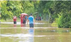  ??  ?? ANEGADOS. Al menos 50 familias del barrio Sinaí de Monjarás decidieron no salirse de sus viviendas.