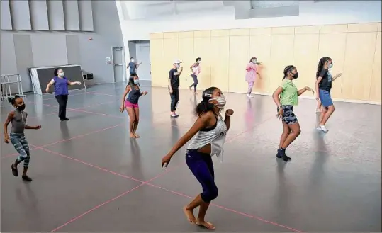  ?? David Carson / St. Louis Post-dispatch /TNS ?? Young performers rehearse in 2020 in the Staenberg Performanc­e Lab at the Center of Creative Arts. The space, originally home to the B'nai Amoona Jewish congregati­on, had previously been COCA'S theater.