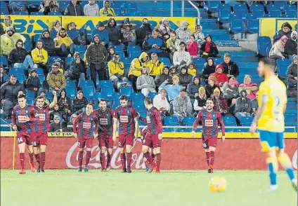  ?? FOTO: EFE ?? Debut y gol Fabián Orellana es abrazado por sus compañeros tras lograr el gol del empate ante Las Palmas