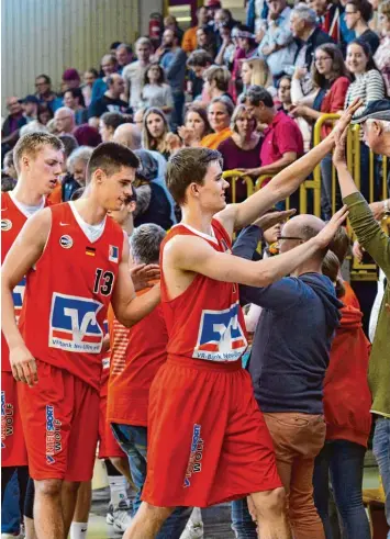  ?? Foto: Horst Hörger ?? Die Spieler (von rechts Joschka Ferner, Bernhard Benke und Björn Rohwer) haben sich endgültig von den Basketball­fans in Wei ßenhorn verabschie­det.