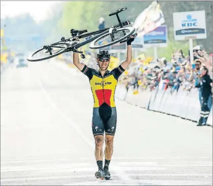  ?? JULIEN WARNAND / EFE ?? Gilbert se permitió el lujo de atravesar la meta con la bicicleta en brazos