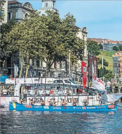  ?? FOTO: EFE ?? Urdaibai celebra en la ría de Bilbao la victoria conseguida hace unas semanas