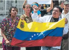  ?? EFE ?? INDIGNADOS. Trabajador­es de hospitales durante una protesta el miércoles 18 en Caracas.