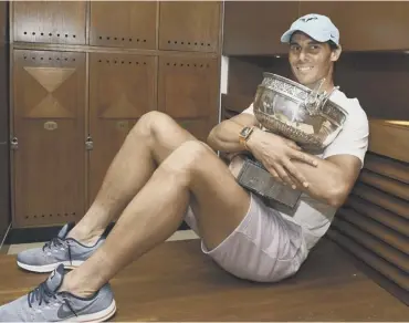  ??  ?? 0 Rafa Nadal with the iconic Coupe des Mousquetai­res in the Roland Garros locker room.