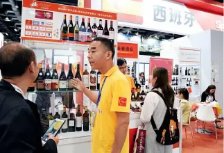  ??  ?? Stand de España en la Exposición Internacio­nal TopWine 2018.