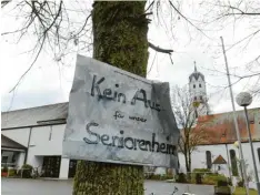  ??  ?? „Kein Aus für unsere Seniorenhe­im“, steht auf diesem Plakat, das vor dem Seniorenhe­im aufgehängt worden war.