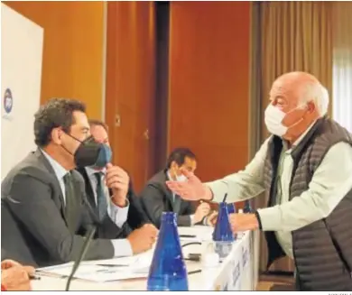  ?? JUAN AYALA ?? El presidente de la Junta de Andalucía, Juanma Moreno, y el consejero de Salud, jesús Aguirre, ayer en Córdoba.