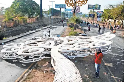  ??  ?? Una “arbolata”, símbolo de la poderosa primera dama, es derribada en una avenida de la capital.