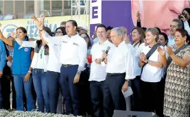  ??  ?? En su primer cierre de campaña regional, en Tehuacán, el candidato Enrique Cárdenas ofreció un gobierno transparen­te