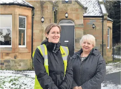  ?? Picture: George McLuskie. ?? Park ranger Cara Donald and Councillor Helen Law would like to see the money used to transform the derelict garden at North Lodge in Pittencrie­ff Park into a wildlife haven.