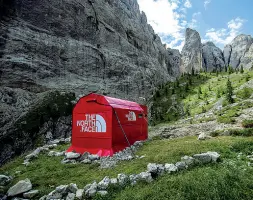  ??  ?? Vallaccia
Il bivacco a 2.100 metri che per dieci giorni ospiterà otto capi della collezione indossata da alpinisti ed esplorator­i italiani e stranieri, da Alex Honnold a Simone Moro. I capi saranno poi messi all’asta e il ricavato sarà devoluto in...