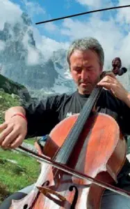  ??  ?? Protagonis­ta Il violoncell­ista Mario Brunello, direttore artistico di «I Suoni delle Dolomiti»