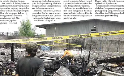  ?? SEPTIAN NUR HADI/JAWA POS ?? TINGGAL ARANG: Umriah (foto kiri) terduduk lemas sambil melihat rumah bedengnya yang tinggal arang. Putrinya tewas dalam kebakaran itu.