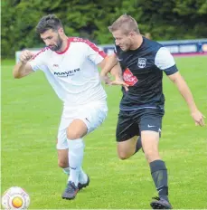  ?? FOTO: CHRISTIAN METZ ?? In die Landesliga ist der SV Weingarten (links Kubilay Bozkurt) gut gestartet, im Verbandspo­kal zog der SVW gegen den SV Kehlen (Nick Feyer) in die dritte Runde ein.