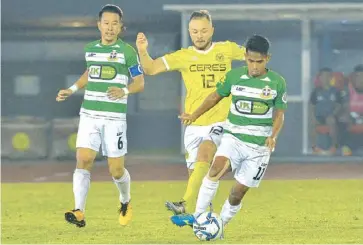  ?? PFL ?? Ceres Negros’ Stephan Schrock (center) attempts to steal the ball from JPV Marikina’s J Baguioro (right).