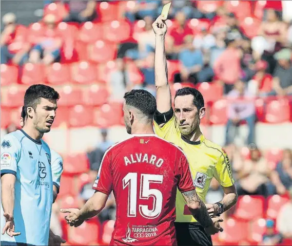  ?? FOTO: LUIS MARI UNCITI ?? El donostiarr­a Gorka Sagués, árbitro de Segunda División, saca la amarilla a Álvaro durante un Nástic-Numancia