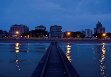  ?? (foto Francesco Ceron/Facebook) ?? Sotto la lenteIl litorale di Jesolo, che mercoledì notte è stato teatro dello stupro di una ragazzina friulana di 15 anni, aggredita da uno straniero