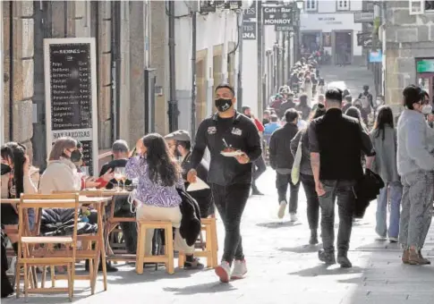  ?? EP/ÁLVARO BALLESTERO­S ?? Terrazas llenas en Santiago, este fin de semana