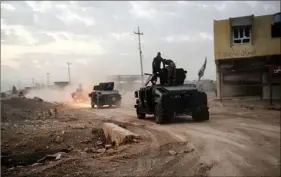  ?? (Photo AFP) ?? Les forces du service de contre- terrorisme irakien, ici dans la périphérie est de Mossoul, ont la possibilit­é d’attendre le renfort d’autres unités avant de mener une attaque concertée pour avancer vers le centre-ville.