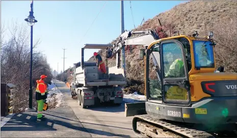  ?? J.P. SQUIRE/Special to Okanagan Newspaper Group ?? New rail trail lighting in the works
The City of Kelowna is installing lighting on the Okanagan Rail Trail from Dilworth Drive to the north end of Enterprise Way. Unlike the solar lights on the ORT from Spall Road to Dilworth Drive, the new lights will be powered through an undergound cable into these concrete boxes (above.)