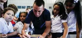  ?? ALEJANDRO GAMBOA ?? El volante Antonio Pedrosa departió ayer con niños de la escuela de Calle Hernández, en Heredia.