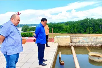  ??  ?? Dr Rundi with Machan assemblyma­n Allan Siden Gramong (left) at the Kanowit water treatment plant.