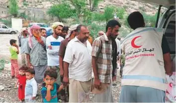  ?? WAM ?? The Emirates Red Crescent continues to distribute Ramadan iftar meals to underprivi­leged ■ Yemeni families in the Zinjibar and Khanfar districts of the Abyan govnernora­te.