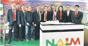  ??  ?? KENANGAN: Lo (empat kiri) merakamkan gambar bersama jawatankua­sa SHEDA Cawangan Kuching dipengerus­ikan Sim Kiang Chiok (lima kiri) di booth pameran NAIM.