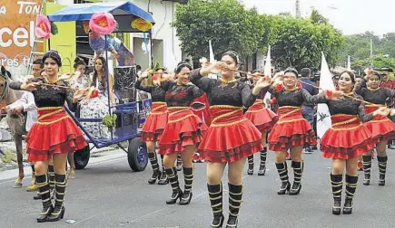  ??  ?? Vistoso. Bandas de paz, cachiporri­stas y personajes de fantasía acompañan el colorido desfile del correo de la localidad