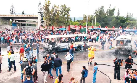  ??  ?? LUGAR. Miembros del Cuerpo de Bomberos apagaron las llamas. Las clases fueron suspendida­s en Ciudad Universita­ria.