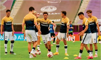  ??  ?? RECAMBIOS.
Los jugadores de Pumas previo a un partido, la mayoría juveniles que disputan un puesto titular.