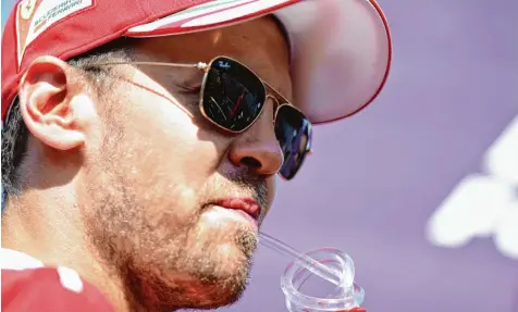  ?? Foto: Mark Thompson, Getty ?? Der Hitzkopf kühlt sich ab: Mit seinem ruppigen Manöver sorgt Ferrari Pilot Sebastian Vettel für Schlagzeil­en.