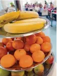  ?? Foto: dpa ?? Äpfel sollte man stets abwaschen. Bei Banane oder Mandarine kann man sich das zum Glück sparen.