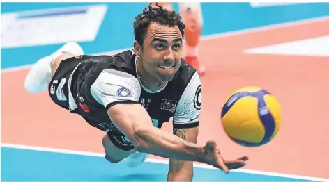  ?? FOTO: FELIX KÄSTLE/DPA ?? Mann im Flug, Ball im Blick: Benjamin Patch von den Berlin Volleys baggert mit einer Hand und im Sprung einen Ball.