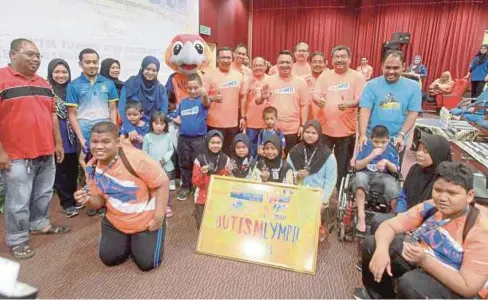  ??  ?? TUANKU Syed Faizuddin dan Zul Azhar bersama kanak-kanak autisme pada Program Bank Rakyat A-Heart Autismlymp­ic 2018