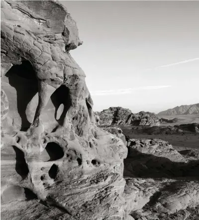  ??  ?? COMO DE OTRO PLANETA ALREDEDOR TODO ES TERRACOTA, ROCAS Y UNA VISTA AL INFINITO. SI DE PRONTO TIENES LA SENSACIÓN DE ESTAR EN OTRO PLANETA PUEDE QUE SEA CIERTO. EL DESIERTO DE JORDANIA ES DE OTRO MUNDO. NO POR NADA HA SIDO LOCACIÓN PARA DIRECTORES DE CINE QUE HAN BUSCADO EMULAR LA SUPERFICIE DE MARTE.