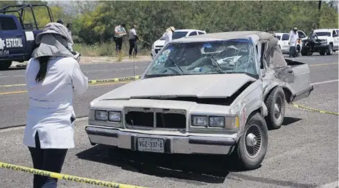  ?? FOTO: MARCO RUIZ ?? > El cuerpo quedó dentro del carro.