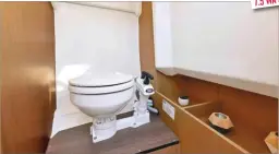  ??  ?? Le cabinet de toilette, de 1,50 mètre de hauteur sous barrots, peut accueillir en option des WC marins ou chimiques, mais ne dispose d’aucune aération.