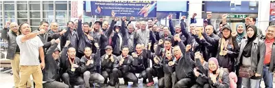  ??  ?? KONTINJEN Jabatan Bomba dan Penyelamat yang menyertai Kejohanan World Firefighte­rs Games 2018 di Chungju, Korea Selatan baru-baru ini, bergambar kenangan sejurus tiba di Lapangan Terbang Antarabang­sa Kuala Lumpur (KLIA) pada Ahad.