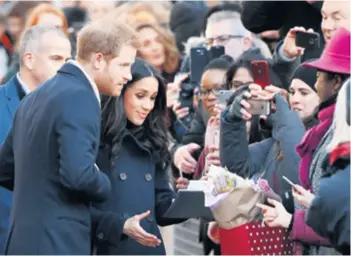  ??  ?? Već ih obožavaju Harry i Meghan već imaju službene obveze kao par, a gdje god se pojave, svi žele biti u njihovoj blizini