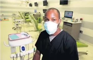  ?? CARLINE JEAN/SOUTH FLORIDA SUN SENTINEL ?? Former University of Kentucky track athlete Ibn Short is in training to be a dental hygienist from the ground up with the help of CareerSour­ce Broward.