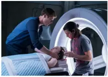  ??  ?? Ein riskantes Unterfange­n: Medizinstu­dentin Courtney (Ellen Page) lässt sich von Jamie (James Norton) und Ray (Diego Luna) ins Jenseits befördern und wieder zurück holen