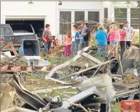  ?? AP. ?? Locals survey the damage in Quapaw, Oklahoma.