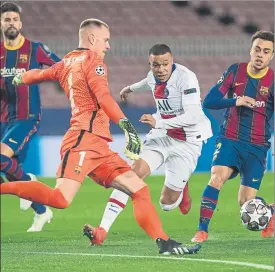  ?? FOTO: PERE PUNTÍ ?? Ter Stegen, ante Mbappé El meta alemán evitó un estropicio mayor