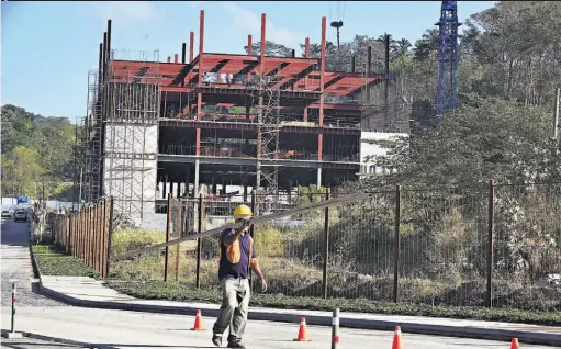  ??  ?? Propuesta urbanístic­a. El complejo Tuscania recibirá a los primeros inquilinos del área comercial y corporativ­a a mediados de este año.