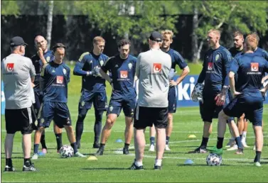  ??  ?? Los internacio­nales suecos atienden las indicacion­es de su selecciona­dor antes de un entrenamie­nto.