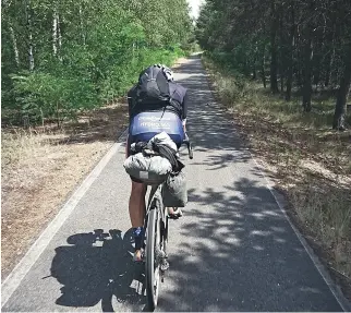  ??  ?? Lars plan var att cykla i 20 timmar per dygn, sedan lägga 30 min. på att packa upp sovsäcken m.m, äta och borsta tänderna, sova i tre timmar och därefter lägga 30 min. på att äta, packa ihop och cykla vidare.