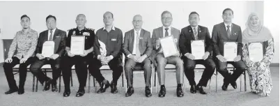  ??  ?? MANSOR (tengah) ditemani A’ssri (kanan) merakam gambar bersama penerima Anugerah Khas Keselamata­n Perlindung­an (IAKKP) Tahun 2017.